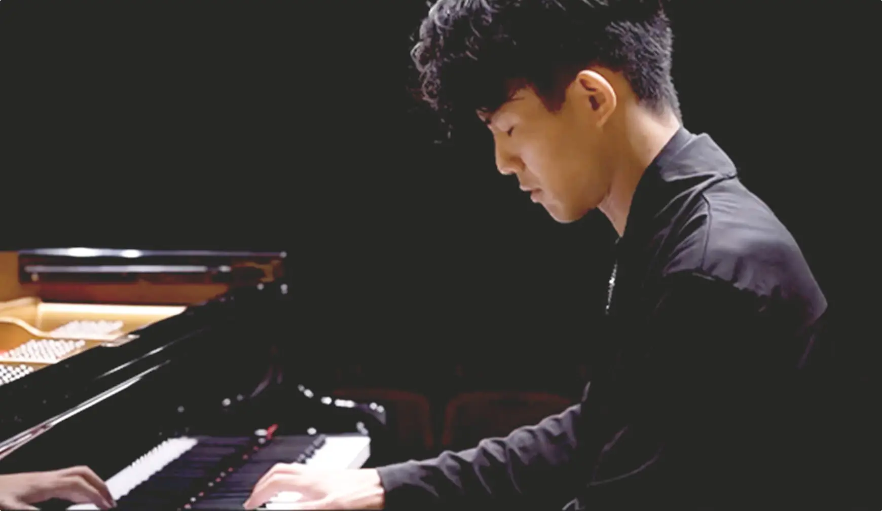 仲間の演奏中の画像